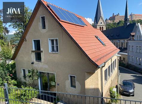 Modernisiertes Einfamilienhaus mit Solaranlage in zentraler Lage – ca. 8,6 % Rendite