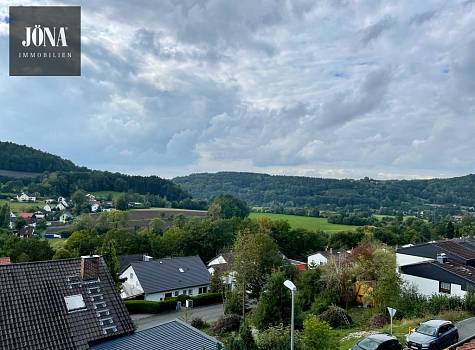 Unverbaubarer Fernblick inklusive!
Großzügige 4-Zimmer-Dachgeschosswohnung in attraktiver Lage nahe Kulmbach nur 1.200,-€/m²