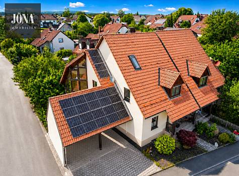 Familienglück trifft Zukunftsenergie – Doppelhaushälfte mit PV-Anlage, Wintergarten und Studioausbau in Eckersdorf