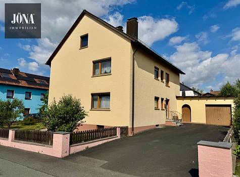 Charmantes Zweifamilienhaus mit 810 m²  Grundstück und großem Entwicklungspotenzial