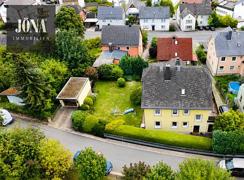 Toll geschnittenes Zweifamilienhaus mit ausgebautem Dachgeschoss