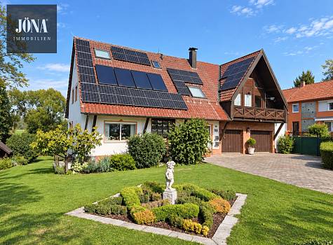 Einziehen - wohlfühlen!
Großzügiges Zweifamilienhaus mit Pool und großem Garten