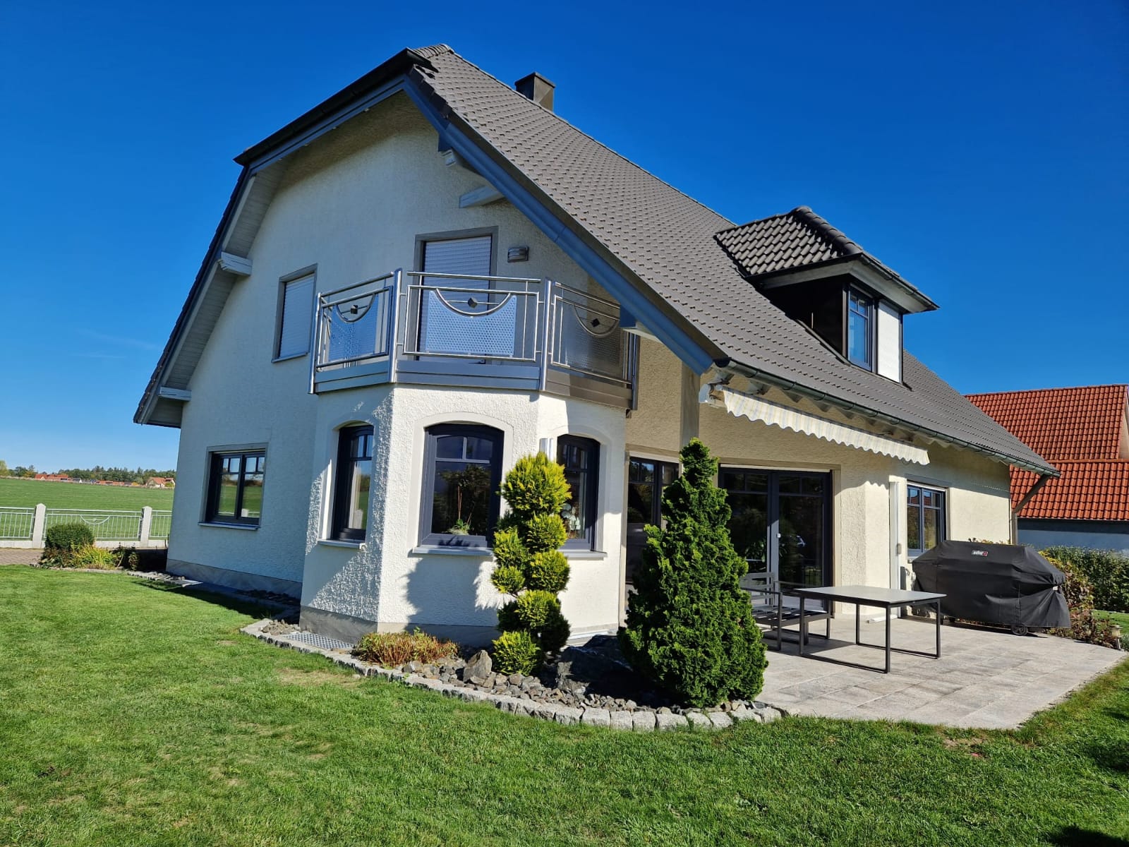 - Erfolgreich verkauftes Einfamilienhaus in Eckersdorf bei Bayreuth durch JÖNA Immobilien