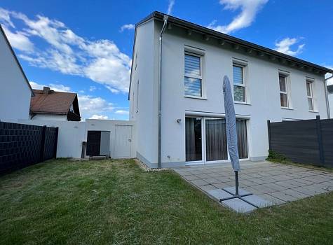 Moderne Doppelhaushälfte mit Garten, Terrasse und 140 m² Wohnfläche in Bayreuth